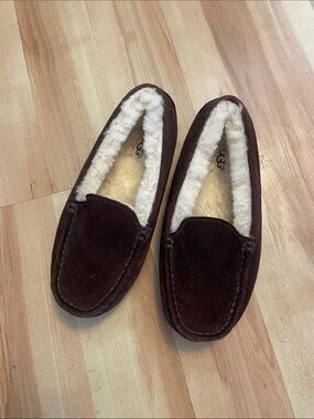 UGG slippers size 4